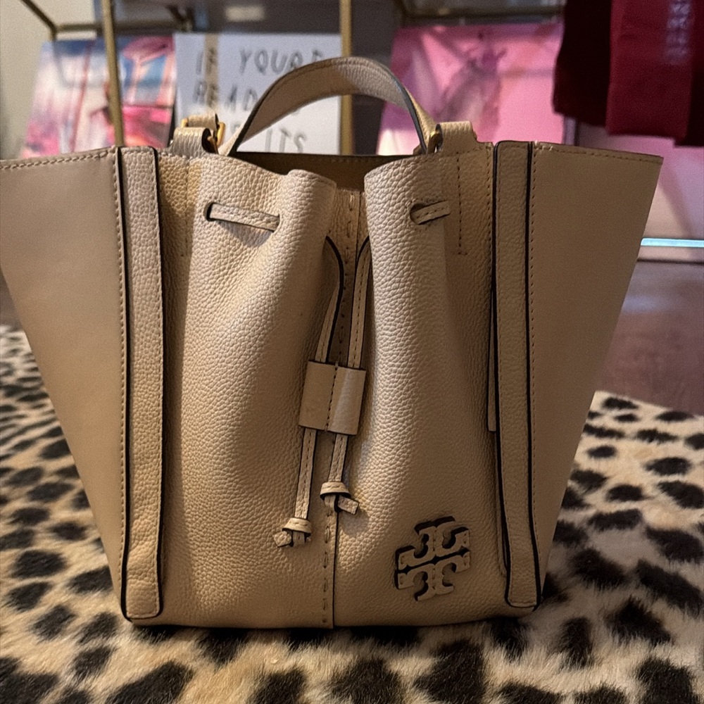 Tory Burch McGraw Dragonfly Drawstring Shoulder Brie Calf Leather Bag - Picture 3 of 7